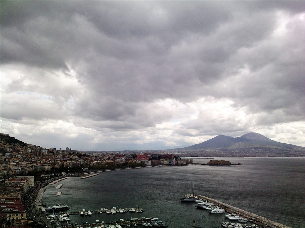 Il golfo di Napoli con il Vesuvio e il lungomare