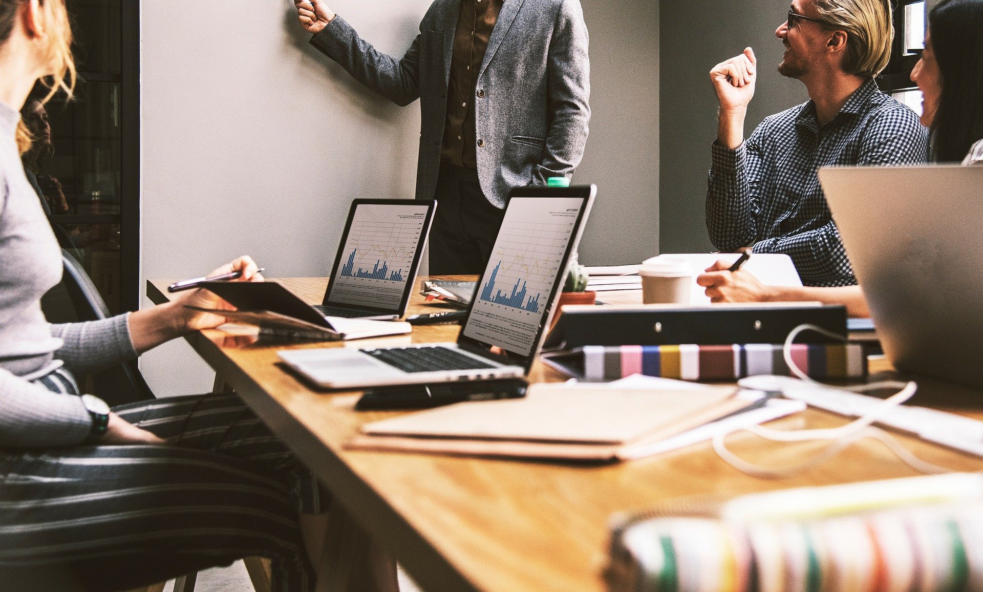 Persone che collaborano durante una riunione di lavoro