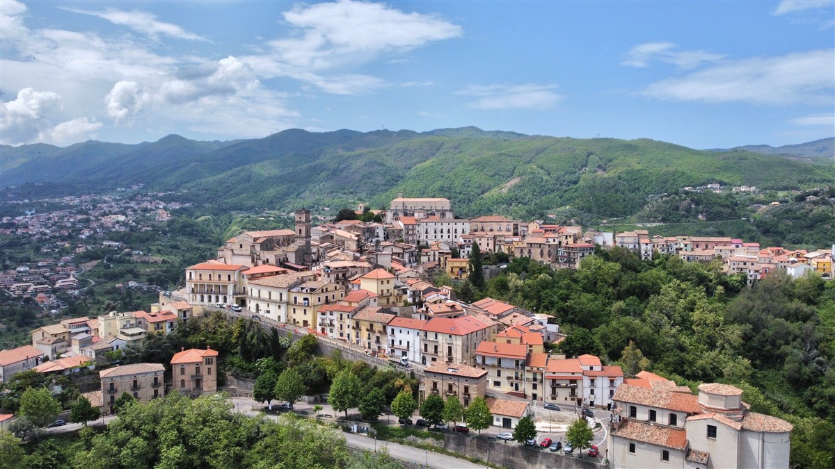 Veduta del centro storico di Rende tra le colline calabresi